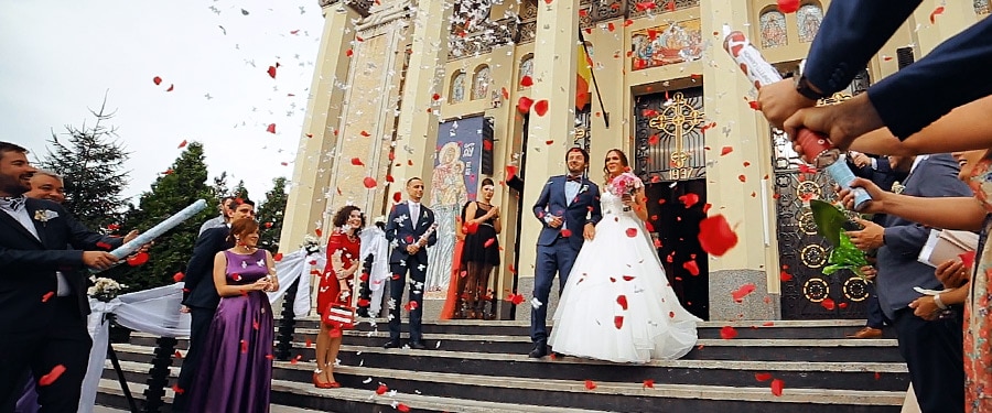 Confetii in ziua nuntii la iesirea din Biserica Adormirii Maicii Domnului, Satu Mare